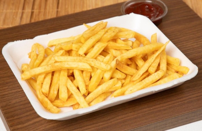 صحن بطاطا مقلية كبير